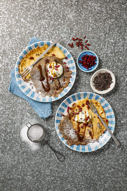 Pfannkuchen mit Granatapfel und Schokolade — Stockfoto