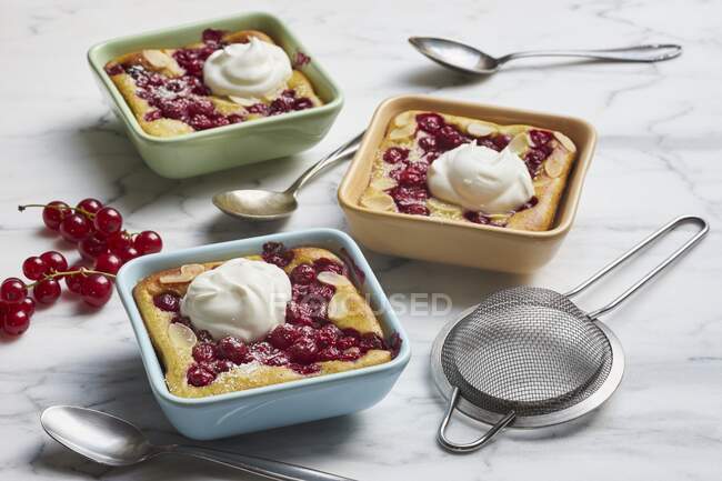Close-up shot of delicious Redcurrant batter pudding — Stock Photo