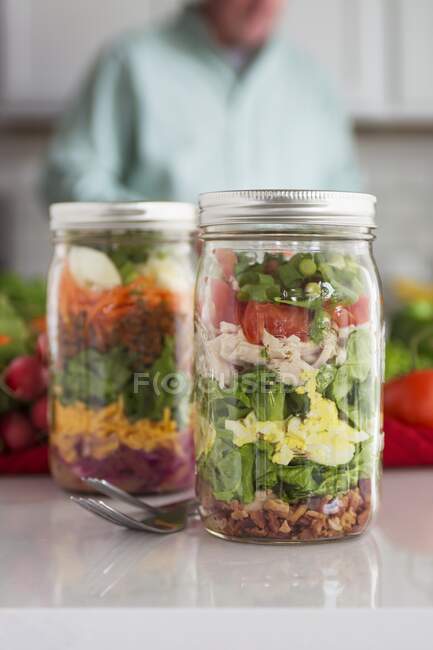 Schichtsalat im Glas mit Spinat, Bohnen, Käse und Ei — Stockfoto