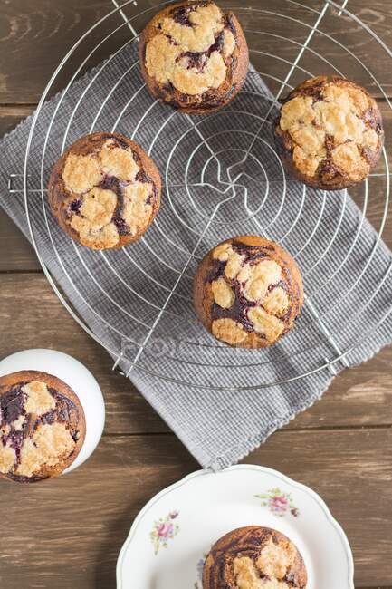 Marbled blueberry streusel muffins — Stock Photo