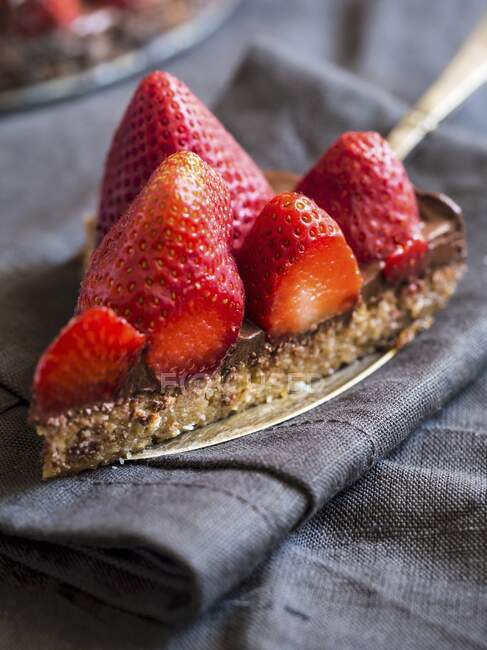 Rebanada de tarta de chocolate sin gluten servido con fresas frescas - foto de stock