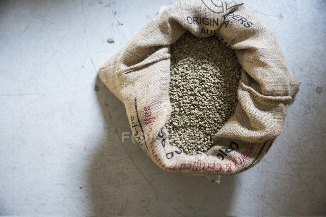 Grãos de café não torrados em um saco de juta — Fotografia de Stock