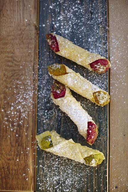 Cannoli (filled, deep-fried tube wafers, Italy) — Stock Photo