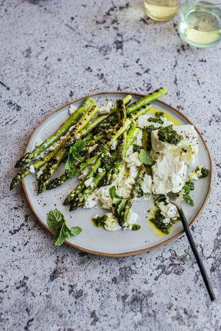 Asparagus ricotta salad with soft cheese — Stock Photo
