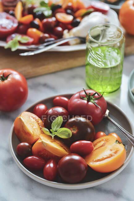Pomodori variopinti su un piatto, pomodori gialli, rossi, cocktail — Foto stock