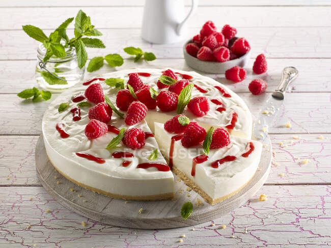 Low-carb cream cheese cake with raspberries — Stock Photo
