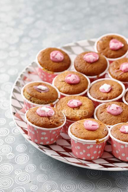 Muffins de frambuesa vista cercana - foto de stock