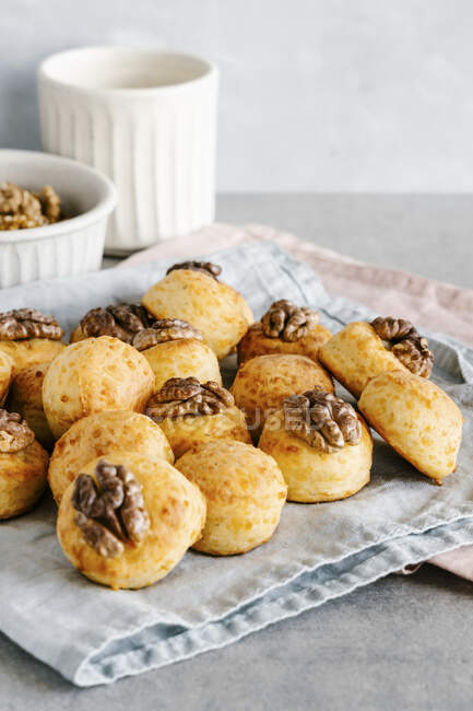 Savoury cheese mini buns with walnuts — Stock Photo