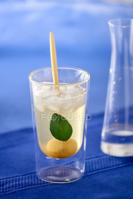 Bevanda alcolica con sciroppo di bergamotto, bacca e foglia di menta — Foto stock