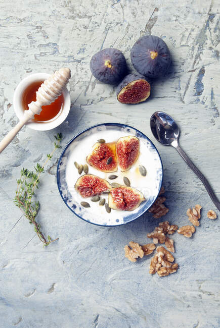 Свежий греческий йогурт с инжиром, медом и семенами — стоковое фото