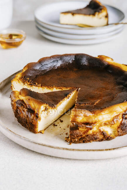 Torta di formaggio bruciata basca alla vaniglia — Foto stock