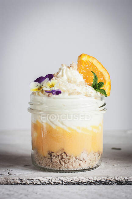 Orangenmousse mit Keksen — Stockfoto