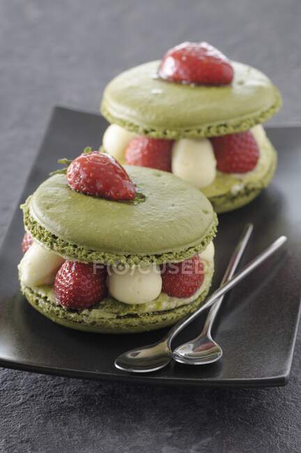 Pistachio macarons filled with cream and strawberries — Stock Photo