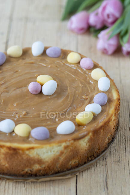 Cheescake decorato con uova di cioccolato per Pasqua — Foto stock