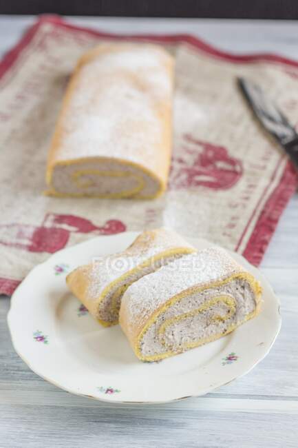 Blueberry roulade with icing sugar — Stock Photo
