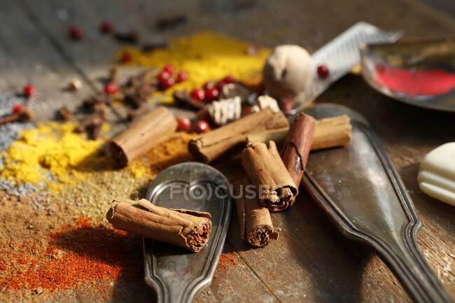 Verschiedene orientalische Gewürze auf einem Holztisch — Stockfoto