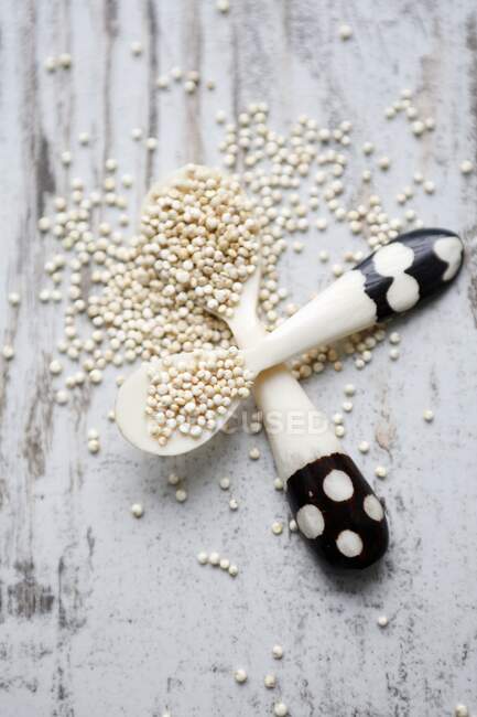 Quinoa auf Löffeln Nahaufnahme — Stockfoto