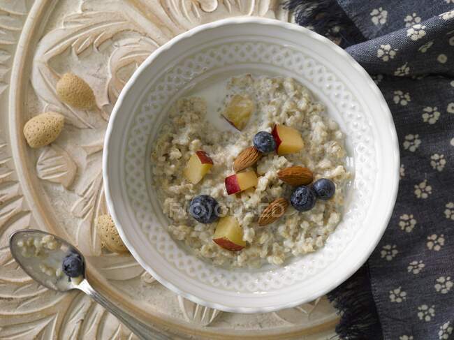 Porridge d'avoine aux amandes et fruits — Photo de stock