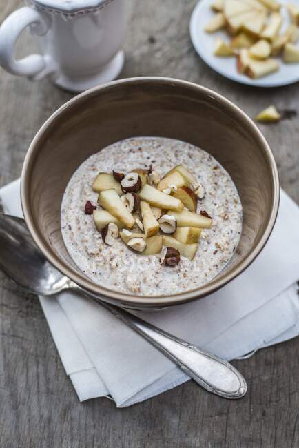 Porridge con mela e nocciole — Foto stock