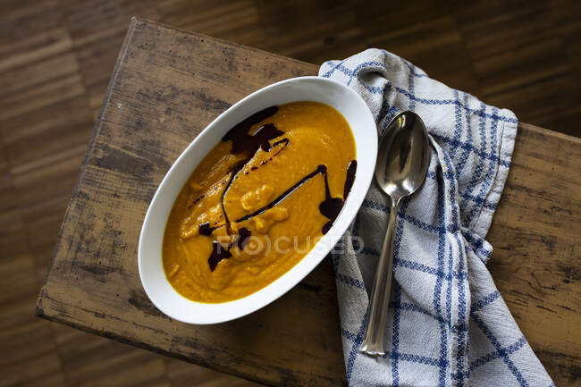Cream of pumpkin soup with pumpkin seed oil — Stock Photo