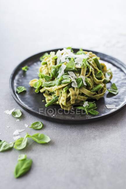 Sojabohnen-Pasta mit Pesto, Basilikum und Keniabohnen — Stockfoto