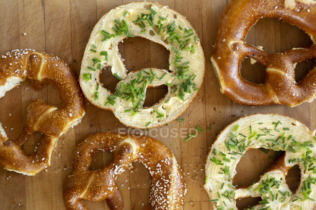 Buttered pretzels with chives — Stock Photo