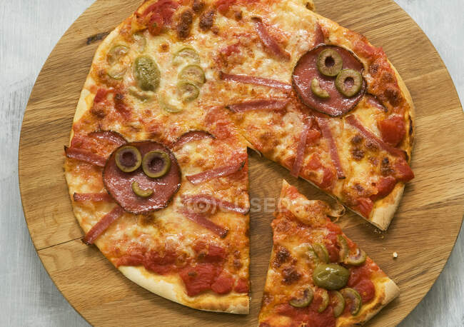 Picture pizza with salami and olives — Stock Photo