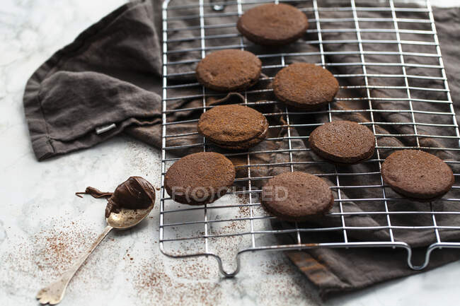 Biscotti al cioccolato ripieni di crema — Foto stock
