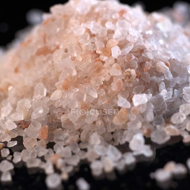 Una pila de sal rosada del Himalaya - foto de stock