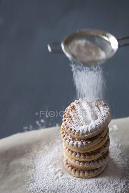 Galletas, espolvorear con azúcar en polvo - foto de stock