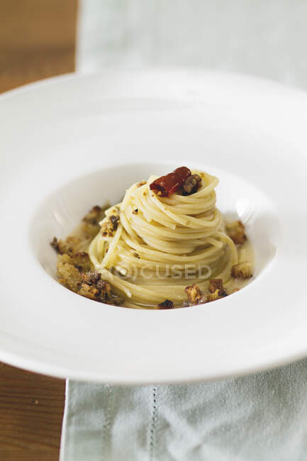 Traditional Italian pasta with olive oil, garlic and fresh chili — Stock Photo