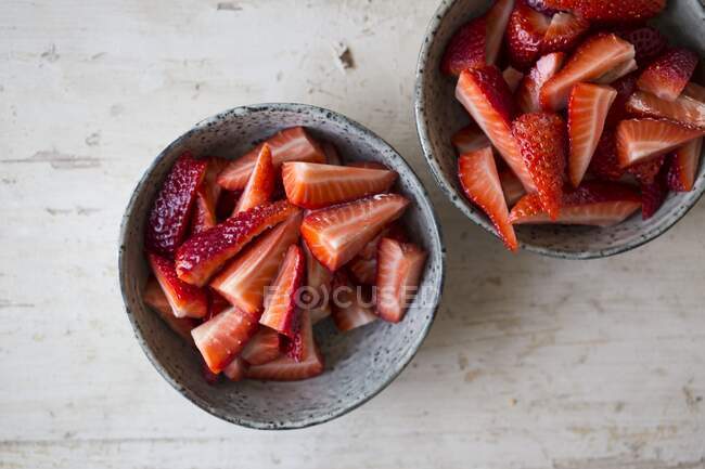 In Scheiben geschnitten? ? Erdbeeren in kleinen Schälchen — Stockfoto