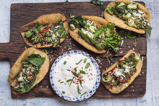 Tacos with spinach, broad beans, broccoli and soya sour cream (vegan, gluten free) — Stock Photo