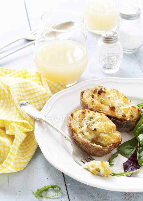 Baked Potatoes halves filled with cheese and leeks — Stock Photo