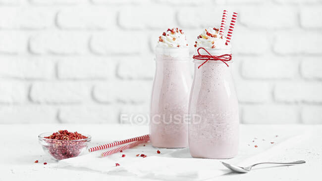 Milkshake aux fraises avec crème fouettée — Photo de stock
