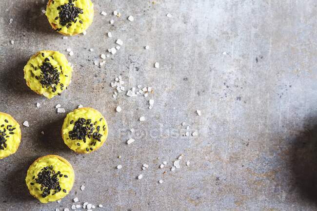 Tartaletas de aguacate hechas de aguacate fresco en rodajas - foto de stock