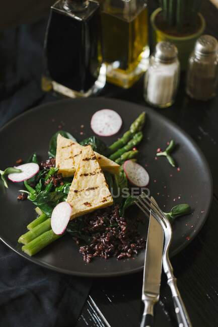 Asparagus with grilled cheese, rice and radishes — Stock Photo