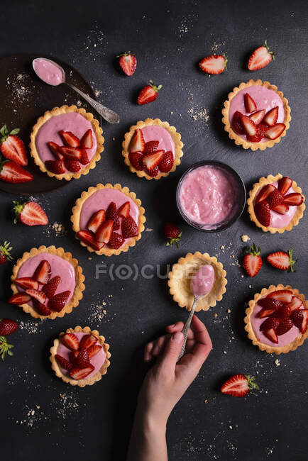 Shortbread tartlets with yoghurt, strawberry jelly and fresh strawberries — Stock Photo