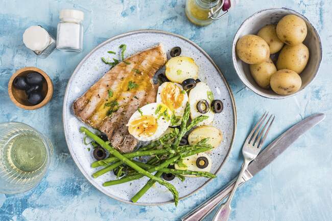 Tuna with boiled potatoes, asparagus, eggs and olives — Stock Photo