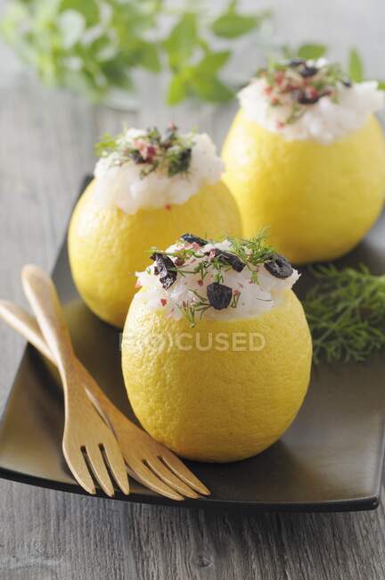 Zitronen gefüllt mit Kabeljau, schwarzen Oliven und Dill — Stockfoto