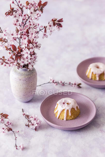 Mini bolos de Páscoa com cereja rosa — Fotografia de Stock