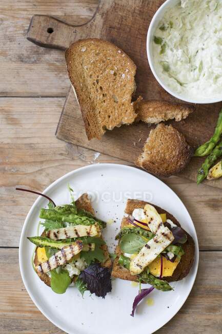 Crostini with mango and asparagus — Stock Photo