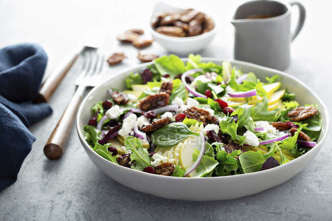 Fall salad with pears, mixed greens and caramelized pecan — Stock Photo