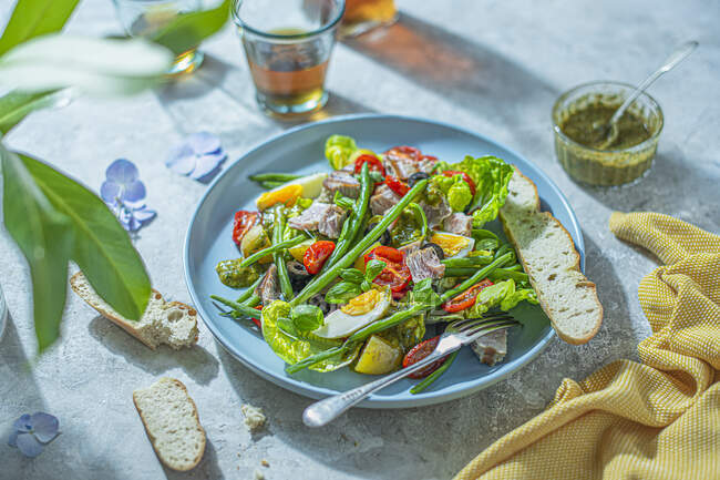 Summer tuna salad with roasted tomatoes and Nicoise dressing — Stock Photo