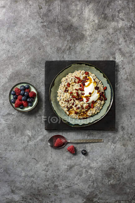 Gesundes Frühstück mit Müsli, Beeren und Nüssen. Ansicht von oben. — Stockfoto