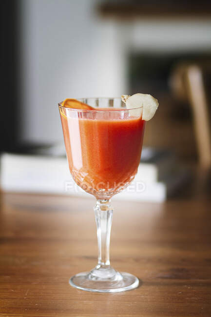 Мультивитаминный фруктовый сок с апельсиновыми и имбирными ломтиками — стоковое фото