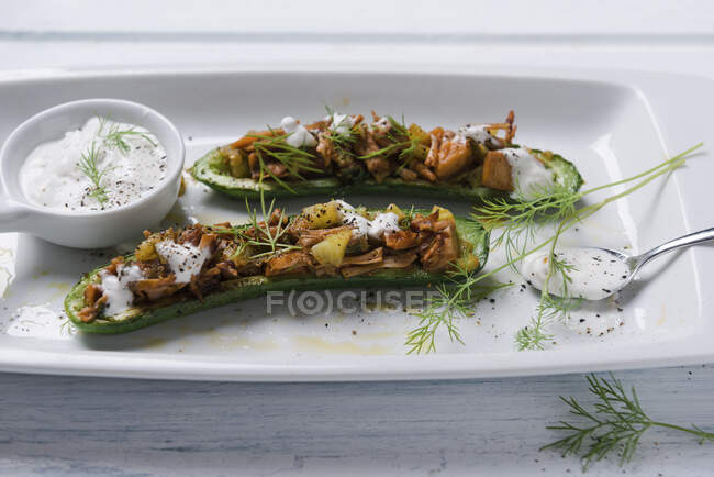 Mini braised cucumbers filled with pulled jackfruit and a vegan dill cream dip — Stock Photo