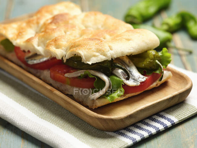 Pan plano de anchoa con chiles verdes y tomates - foto de stock
