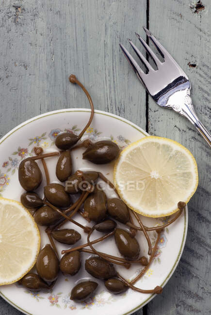 Giant capers in prosecco — Stock Photo