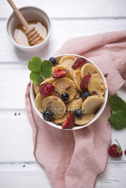Vegan mini pancake bowl with berries, sugar syrup and chocolate — Stock Photo